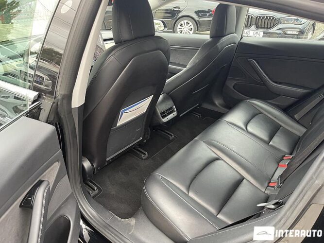 Tesla Model 3 41 interauto-car