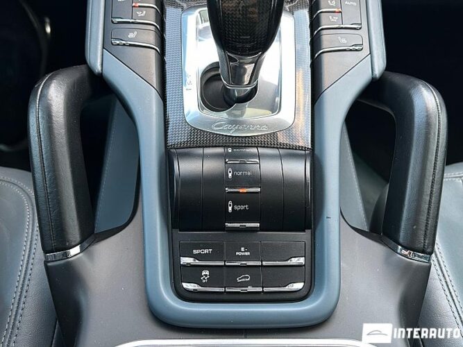 Porsche Cayenne S Hybrid 45 interauto-car