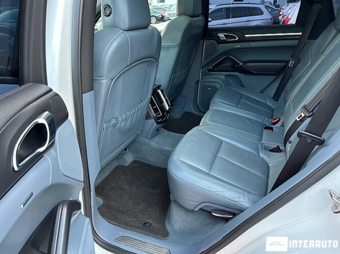 Porsche Cayenne S Hybrid 49 interauto-car