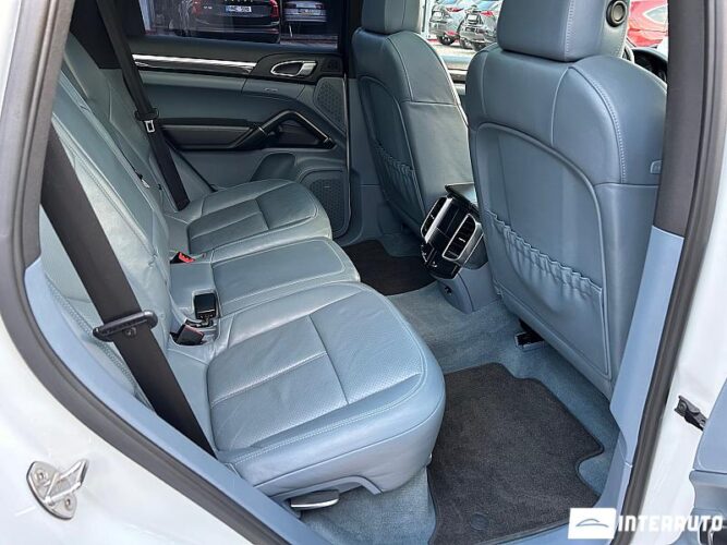 Porsche Cayenne S Hybrid 51 interauto-car