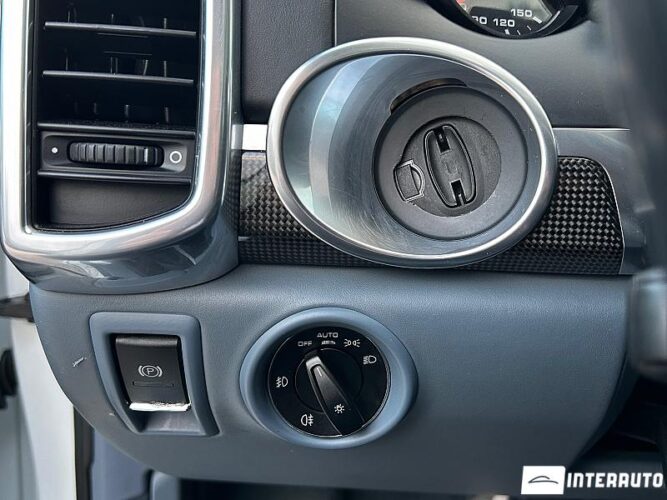 Porsche Cayenne S Hybrid 40 interauto-car