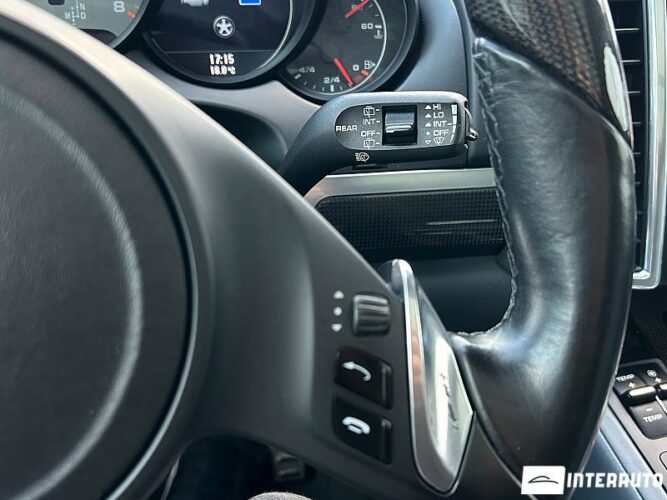 Porsche Cayenne S Hybrid 42 interauto-car