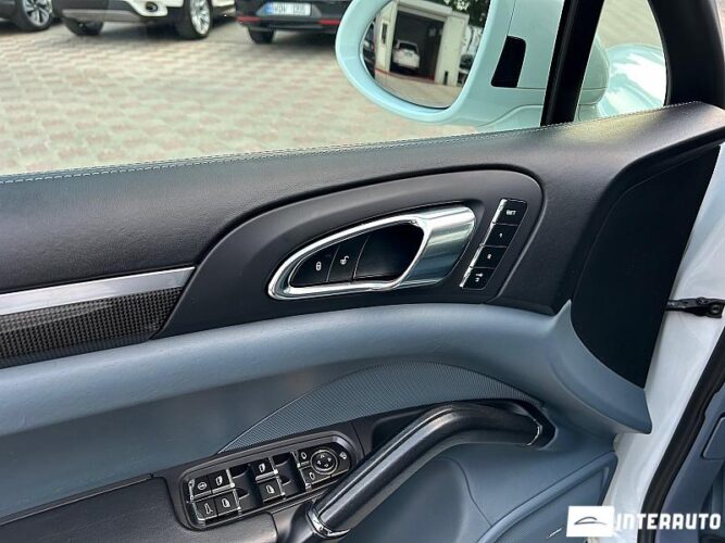 Porsche Cayenne S Hybrid 38 interauto-car