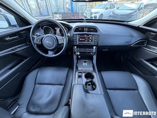 Jaguar XE 44 interauto-car