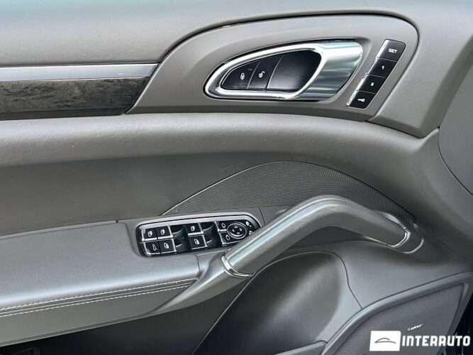 Porsche Cayenne 37 interauto-car