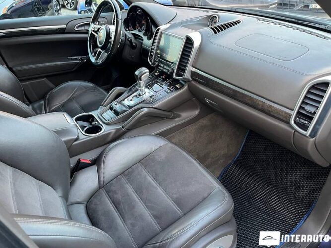 Porsche Cayenne 40 interauto-car