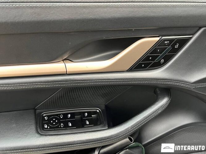 Porsche Taycan Turbo 34 interauto-car