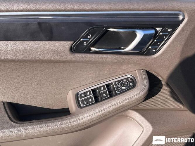 Porsche Macan 34 interauto-car