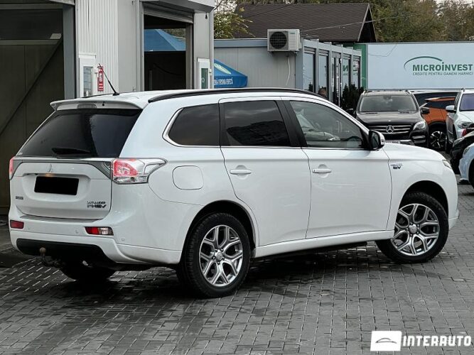 Mitsubishi Outlander 32 interauto-car