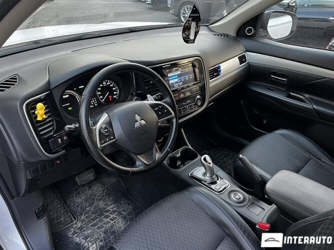 Mitsubishi Outlander 34 interauto-car
