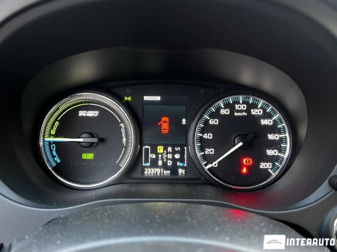 Mitsubishi Outlander 37 interauto-car