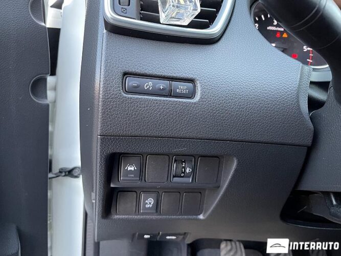 Nissan Qashqai 32 interauto-car