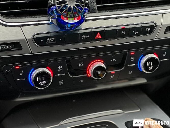 Audi Q7 40 interauto-car