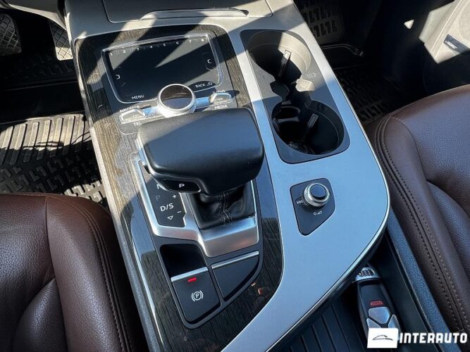 Audi Q7 42 interauto-car