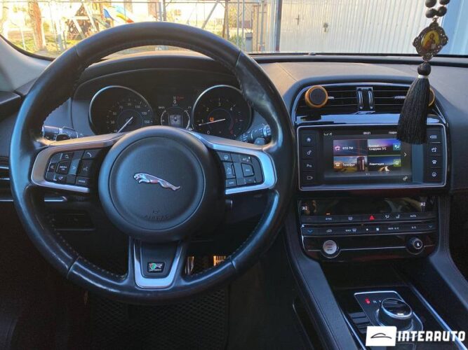 Jaguar F-Pace 43 interauto-car