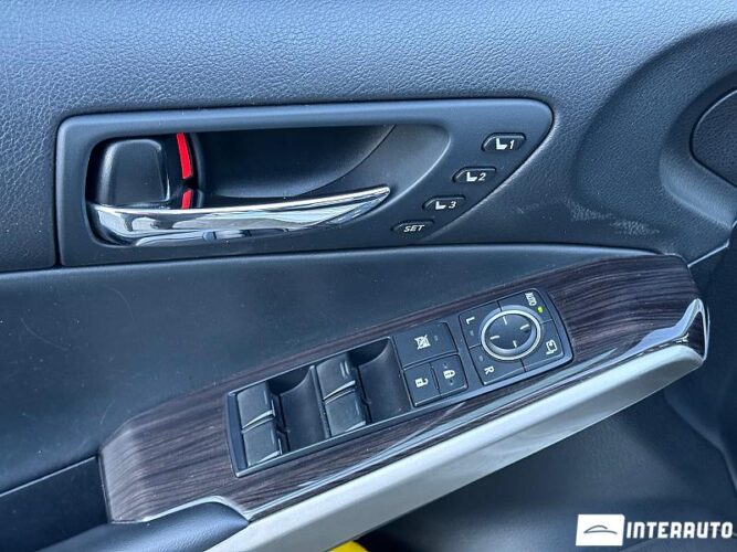 Lexus IS 300h 43 interauto-car