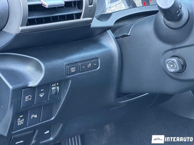 Lexus IS 300h 42 interauto-car