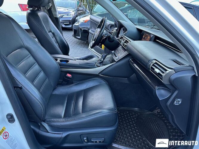 Lexus IS 300h 45 interauto-car