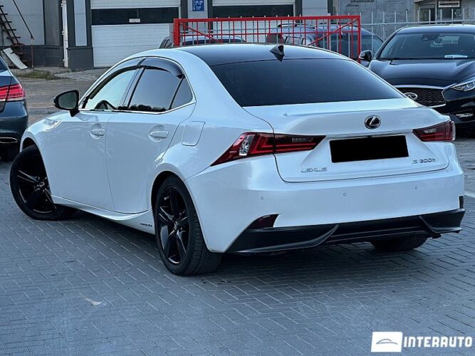 Lexus IS 300h 31 interauto-car