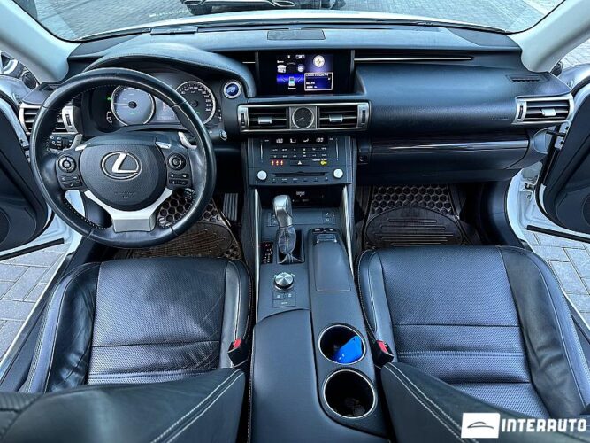 Lexus IS 300h 44 interauto-car