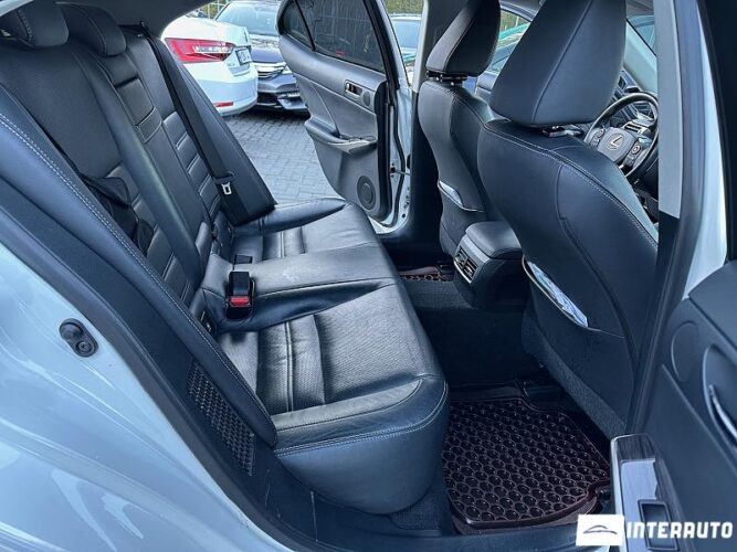 Lexus IS 300h 46 interauto-car
