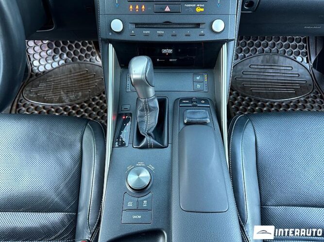 Lexus IS 300h 41 interauto-car