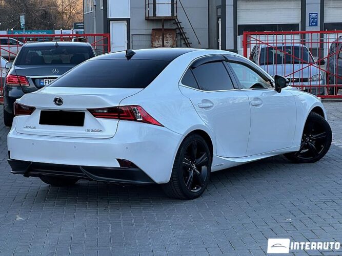 Lexus IS 300h 32 interauto-car