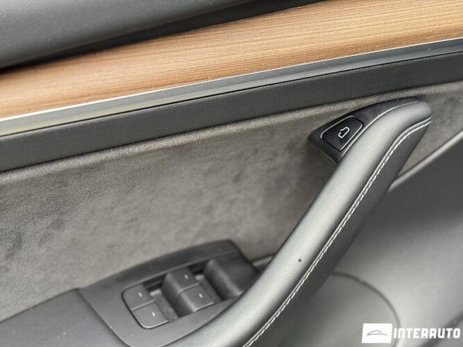 Tesla Model 3 32 interauto-car