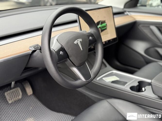 Tesla Model 3 34 interauto-car