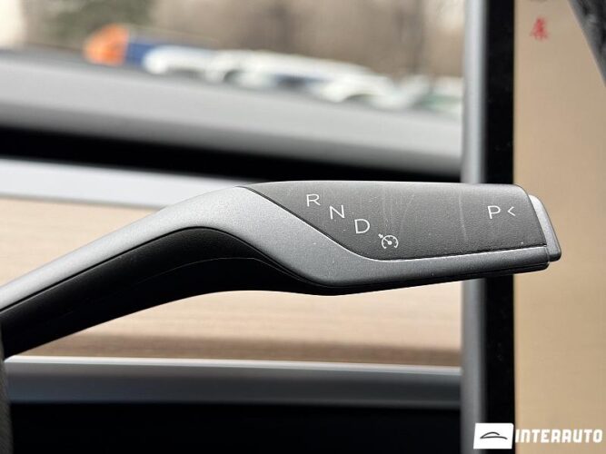 Tesla Model 3 36 interauto-car