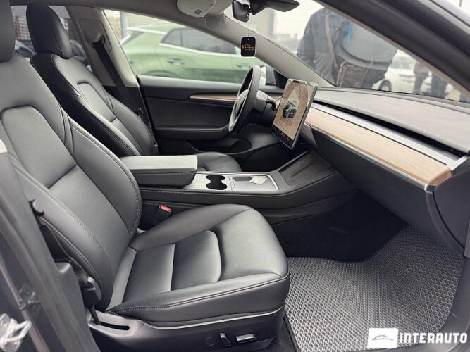 Tesla Model 3 44 interauto-car