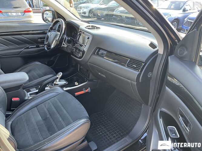 Mitsubishi Outlander 33 interauto-car