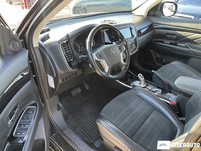 Mitsubishi Outlander 29 interauto-car