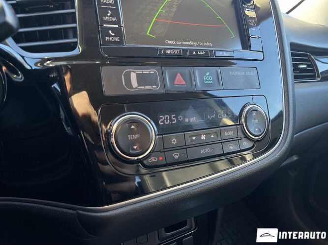 Mitsubishi Outlander 32 interauto-car