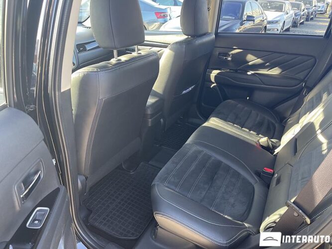 Mitsubishi Outlander 34 interauto-car