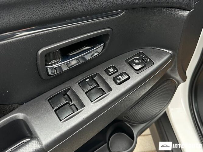 Mitsubishi Outlander Sport 33 interauto-car