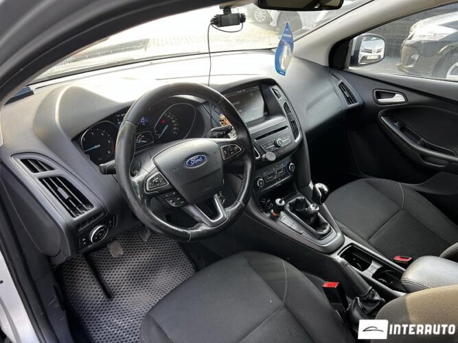 Ford Focus 33 interauto-car