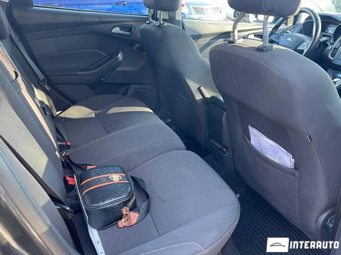 Ford Focus 38 interauto-car