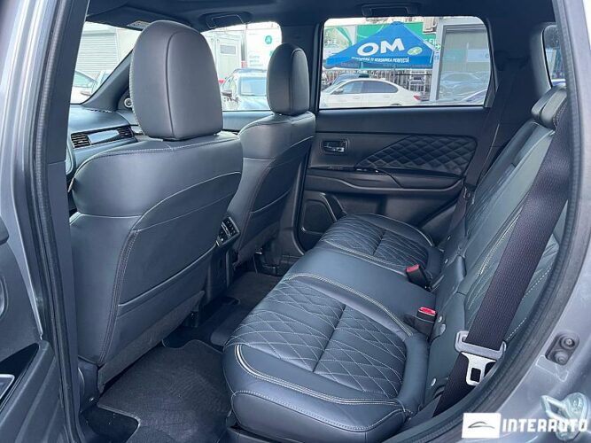 Mitsubishi Outlander 38 interauto-car