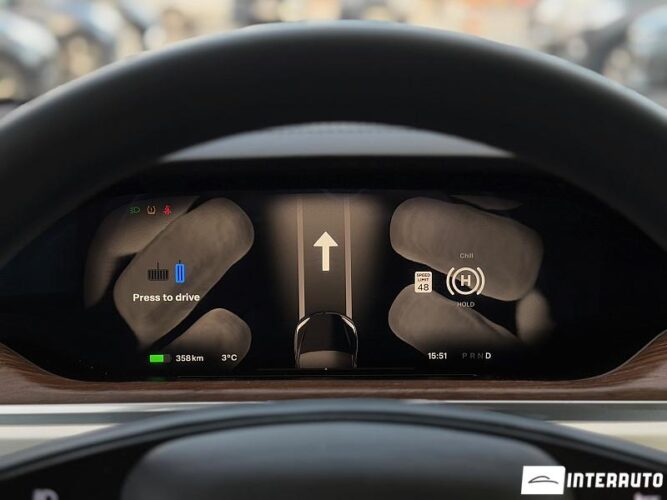 Tesla Model X 46 interauto-car