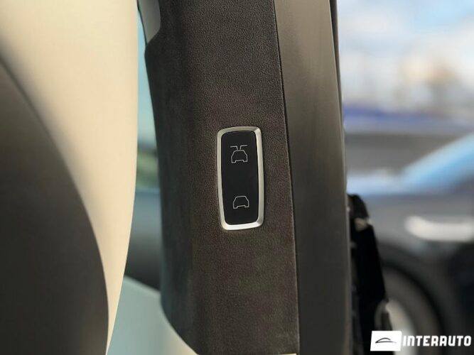 Tesla Model X 56 interauto-car