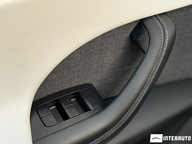 Tesla Model X 43 interauto-car