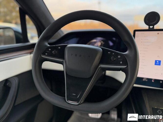 Tesla Model X 45 interauto-car
