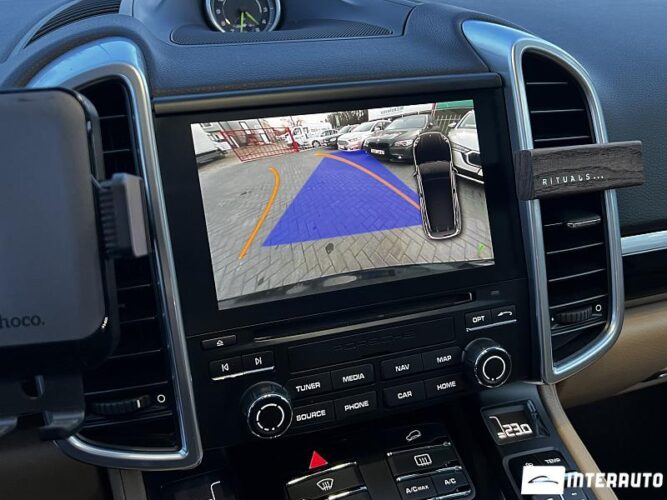 Porsche Cayenne S Hybrid 47 interauto-car