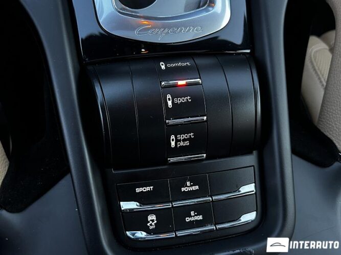 Porsche Cayenne S Hybrid 49 interauto-car