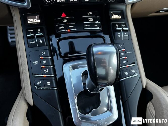 Porsche Cayenne S Hybrid 48 interauto-car