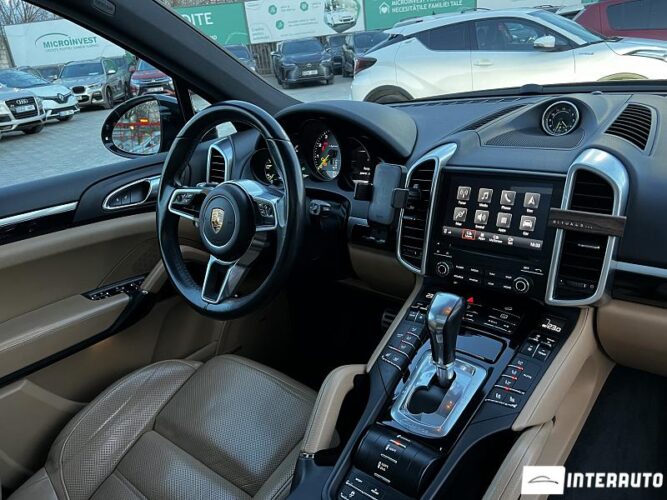 Porsche Cayenne S Hybrid 44 interauto-car