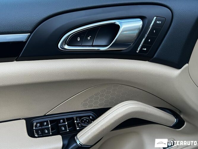 Porsche Cayenne S Hybrid 55 interauto-car