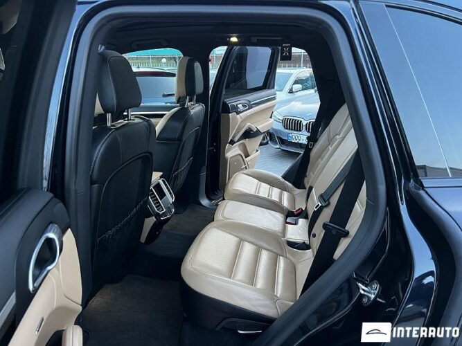 Porsche Cayenne S Hybrid 42 interauto-car