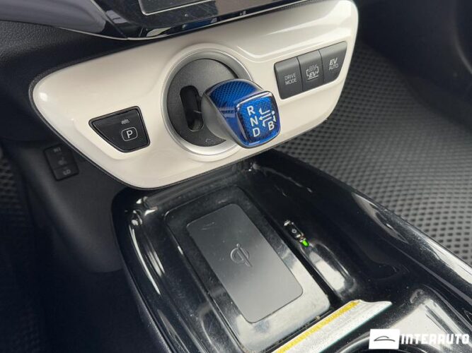 Toyota Prius 44 interauto-car